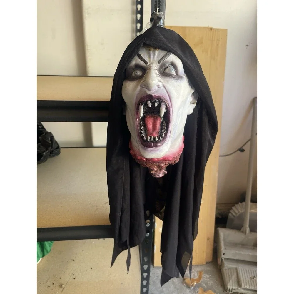 Scary vampire Goblin Hanging head blood prop Halloween decoration Zombie